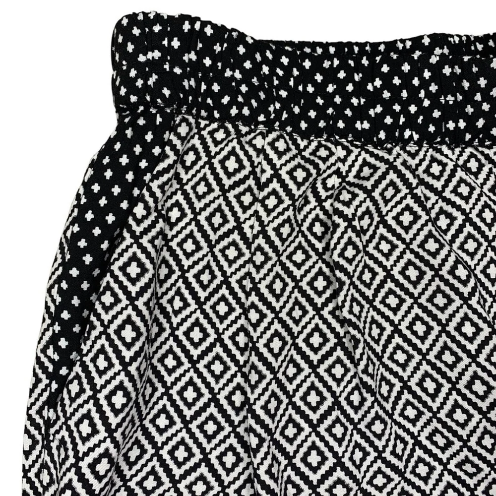 H&M Black And White Tribal Printed Stretch Pull on Viscose Shorts Casual Size 12